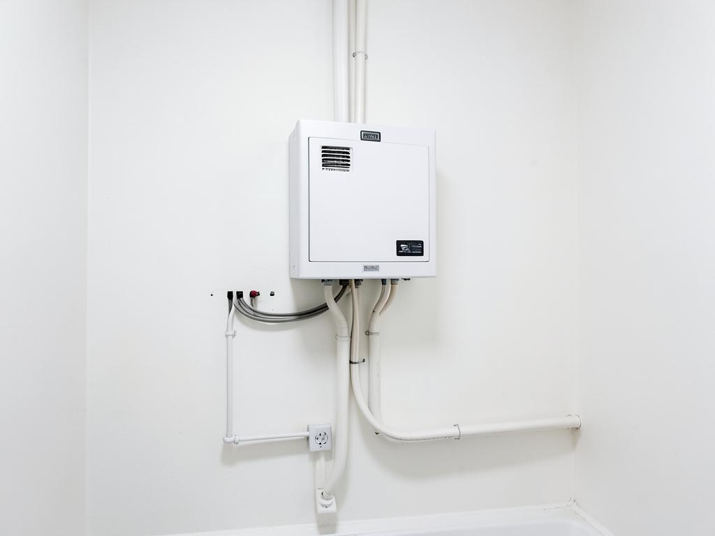 Rendezett gépészet: hibrid inverter és vezetékek a falon